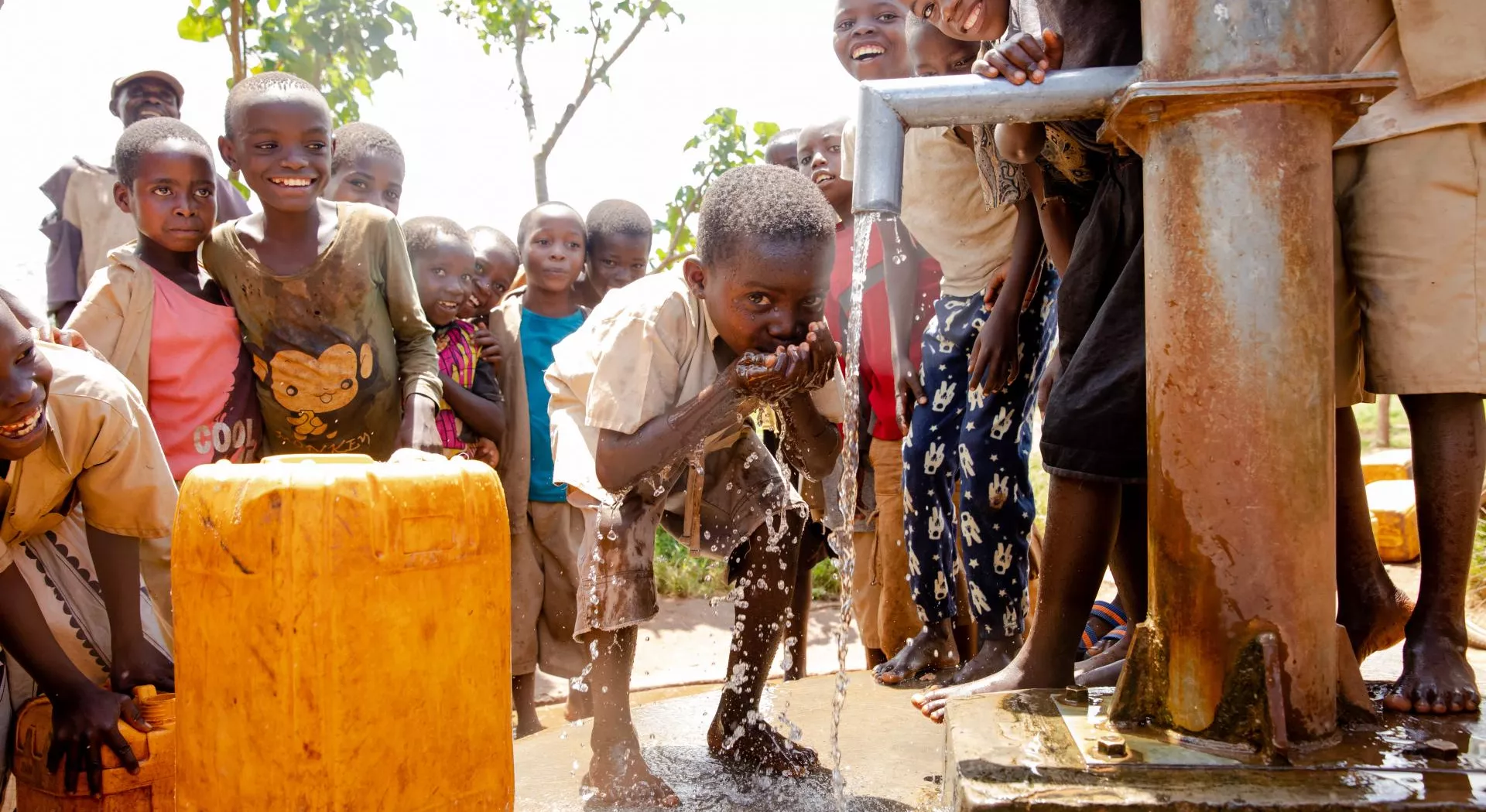 ZOA - kinderen bij waterpomp in Burundi
