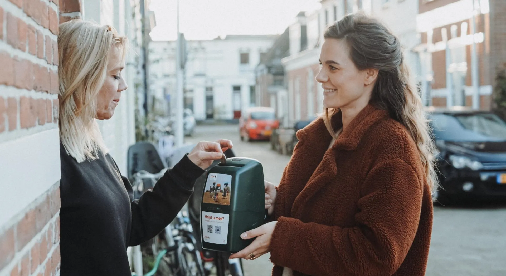 Een collectant ontvangt een bijdrage voor ZOA