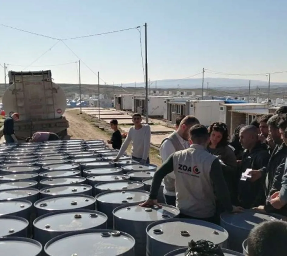 Fünf Fragen zur Nothilfe: ZOA-Mitarbeitende verteilen Öl in Tonnen