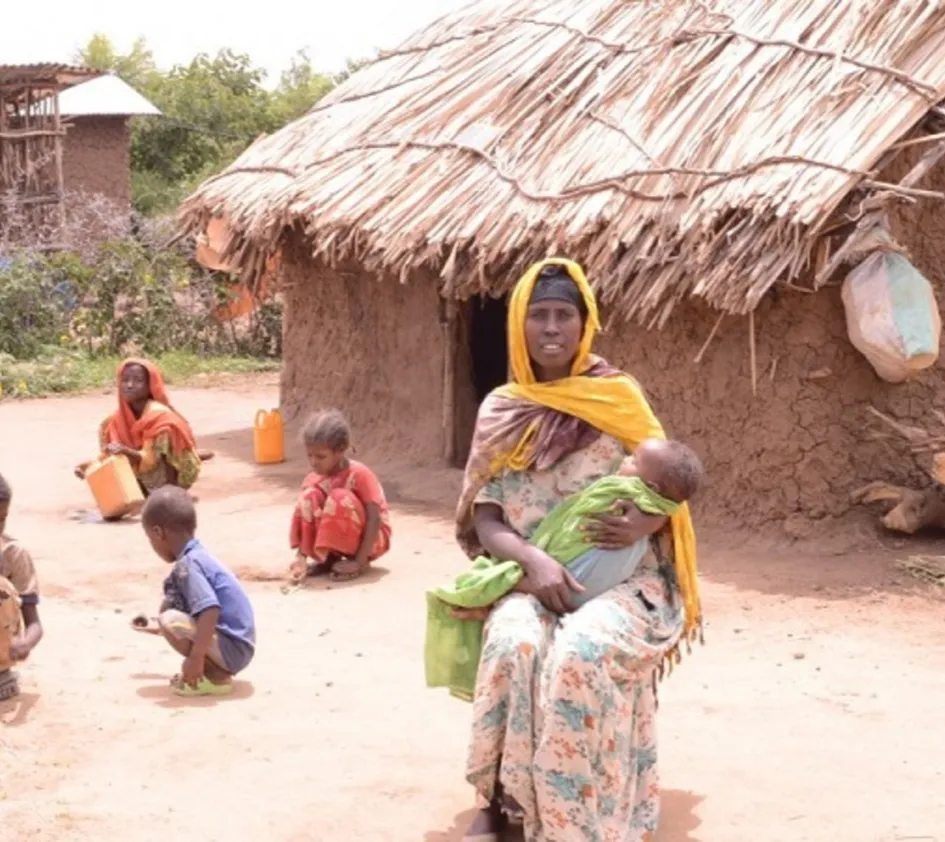 Kampf gegen den Hunger: Nejatu mit ihren Kindern vor ihrer Hütte