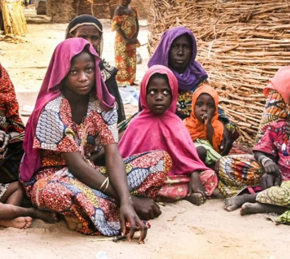 Henry: Nigerianische Familie in farbenfrohen Gewändern