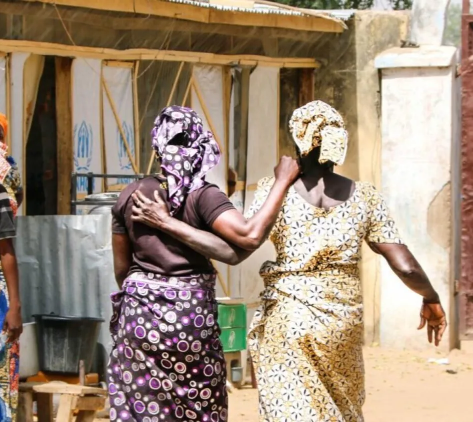 Gender: Zwei Frauen gehen Arm in Arm durch die Straßen
