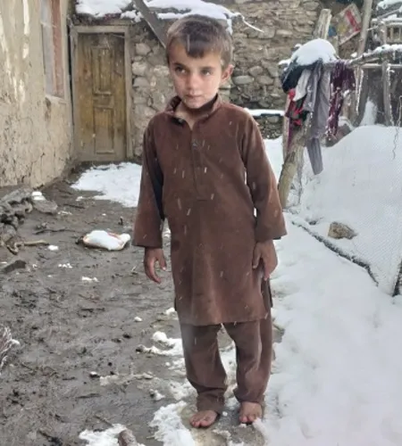 Junge mit wenig Kleidung im Schnee