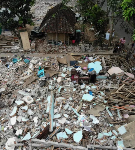 Luftansicht eines vom Erdbeben zerstörten Hauses
