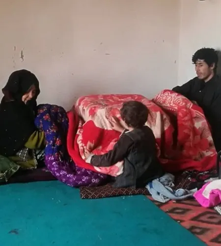 Familie mit Kindern wärmt sich mit Decken