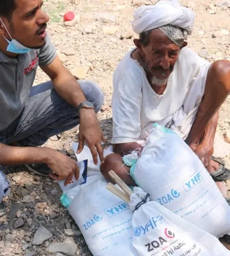 ZOA-Mitarbeiter versorgt Jemenit mit Nahrungsmitteln