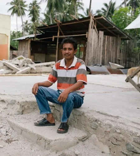 Tasrudin vor der Baustelle seines neuen Hauses