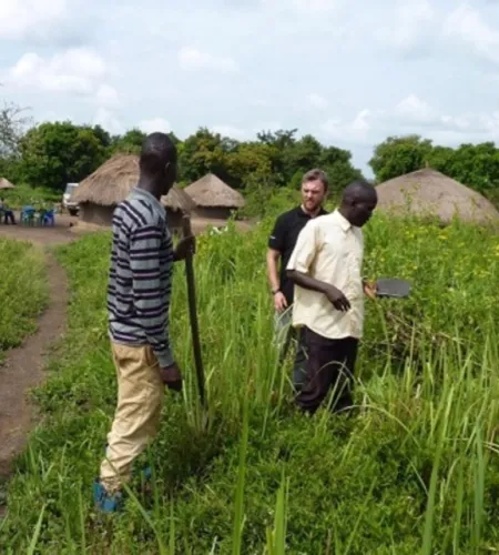 ZOA Mitarbeiter David unterstützt bei der Landregistrierung in Uganda