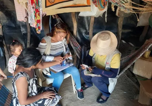 Gruppe von ZOA Mitarbeitenden zählt verbleibende Gutscheine