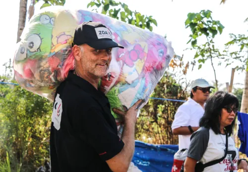 Willem van Burgsteden hilft bei der Verteilung von Soforthilfepaketen.