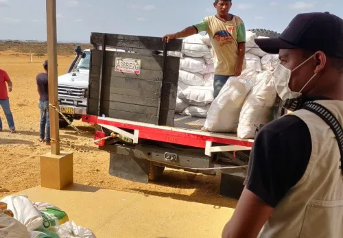 ZOA employee distributes hygiene articles against the spread of the coronavirus in Colombia